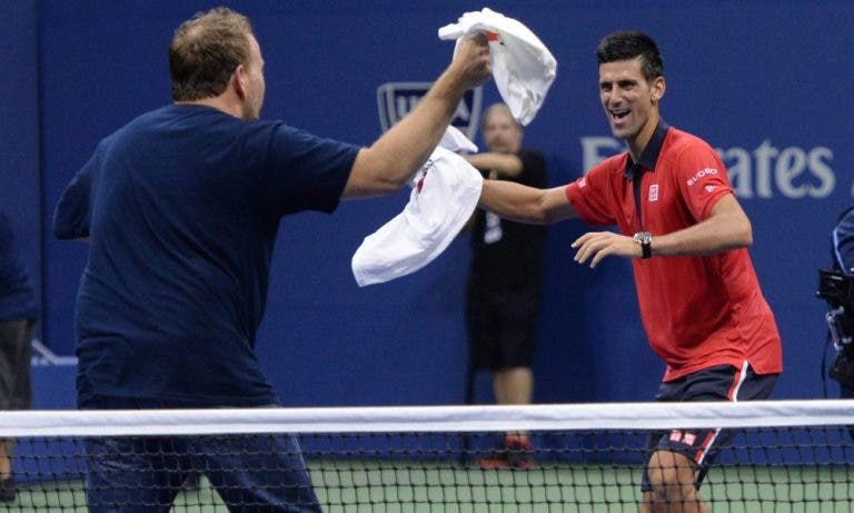 Fã invade court para dançar com Djokovic