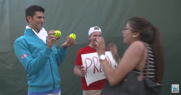 [VÍDEO] Novak Djokovic ajudou um jovem a arranjar o par para o baile da escola