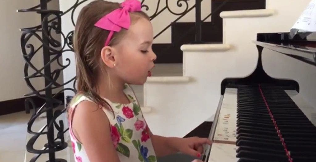 Filha de Bob Bryan canta parabéns a Novak Djokovic ao piano