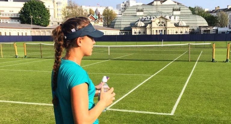 Michelle Larcher de Brito de mão na calculadora (e de email aberto) em vésperas de Wimbledon