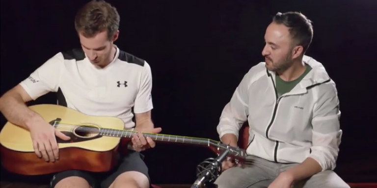 [Vídeo] Uma guitarra com cordas de ténis faz furor entre as rockstars do circuito