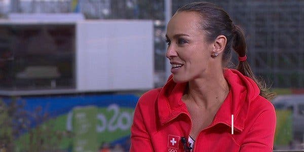 Hingis pensa em retirar-se mas quer manter ligação ao ténis