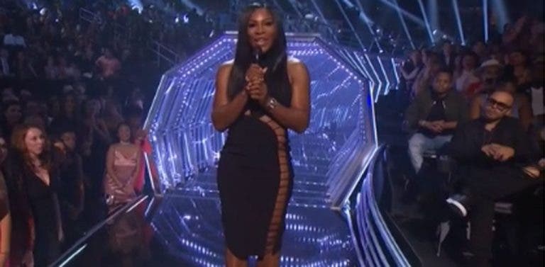 [Vídeo] Serena Williams surpreende ao aparecer no palco dos VMAs para introduzir… Beyoncé