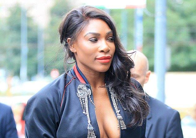 Serena mostra quase tudo na semana da moda de Milão