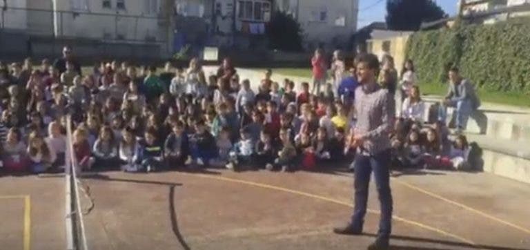 [VÍDEO] João Sousa visitou a sua escola primária em Guimarães e foi recebido… em festa