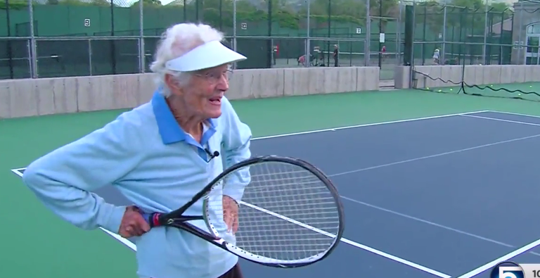 [Vídeo] Ela tem 91 anos e recusa-se a deixar de jogar ténis!