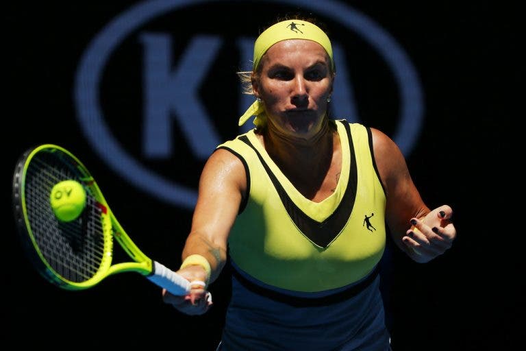 [VÍDEO] Depois de cortar o cabelo, a nova moda de Kuznetsova é cortar as unhas no court