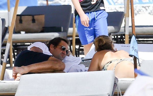 Federer vai à praia em dia de descanso em Miami