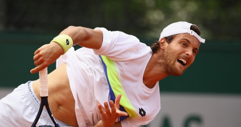 João Sousa luta por um lugar nos quartos de final em Gstaad esta quinta-feira