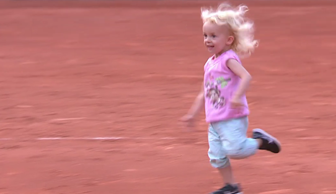 [VÍDEO] Bonito. Filha corre para a abraçar Schnyder ao ver a mãe ganhar um encontro WTA pela 1.ª vez