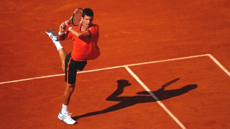 Porque é que Djokovic se veste da cor do court (não diga que ainda não tinha reparado)?