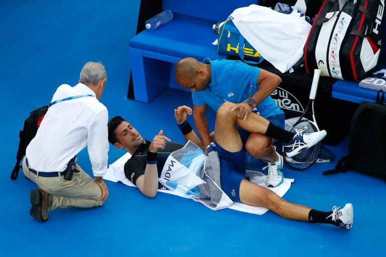 Novak Djokovic recebe tratamento médico mas derrota Albert Ramos em Melbourne