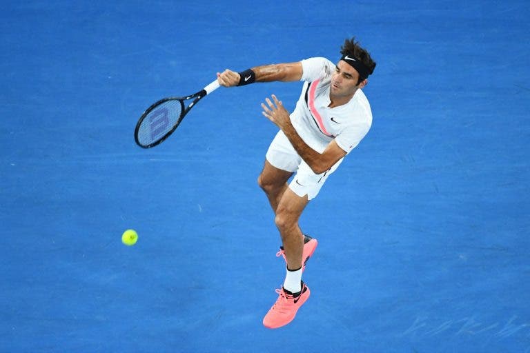 [VÍDEO] Roger Federer surpreende e chama fora… o seu próprio serviço