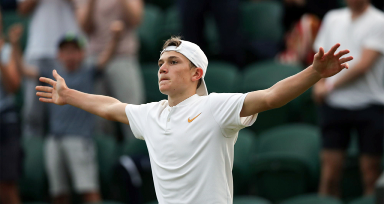 Em dia de maratonas, um menino britânico de 16 anos ganhou o mais longo encontro de juniores da história de Wimbledon