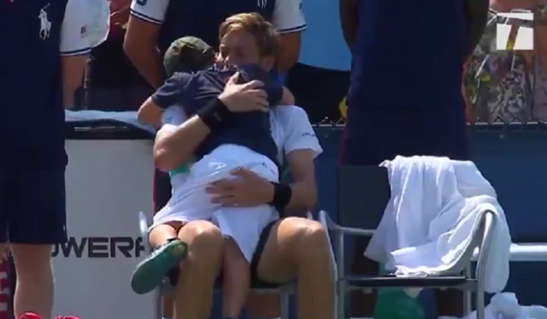 [VÍDEO] Lindo. Filho de Mahut corre para o court e consola o pai após derrota no US Open