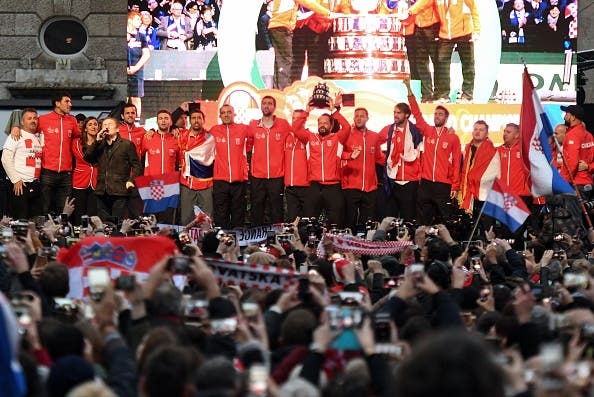 [FOTOS] Croatas foram recebidos em verdadeira euforia em Zagreb