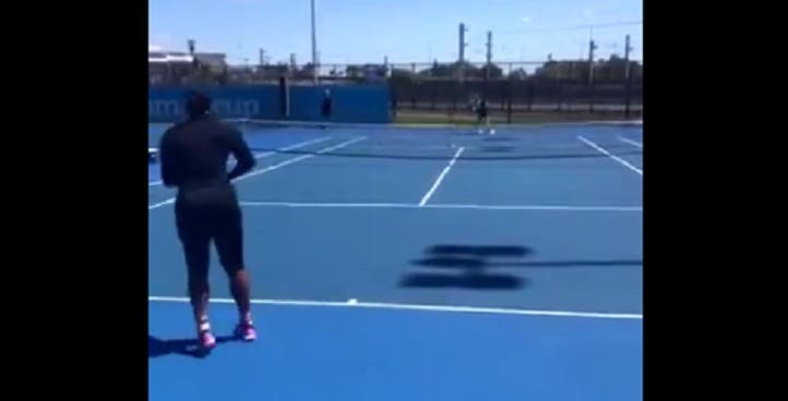 [VÍDEO] Serena Williams treinou em Perth… com Stefanos Tsitsipas