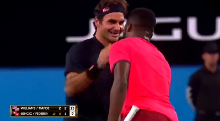 [VÍDEO] Ao boneco! Tiafoe acertou em cheio na cara de Federer