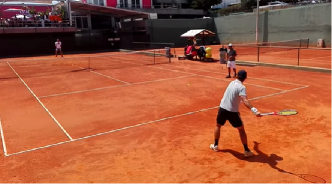 Tsitsipas prepara estreia no Estoril com ajuda de Gastão