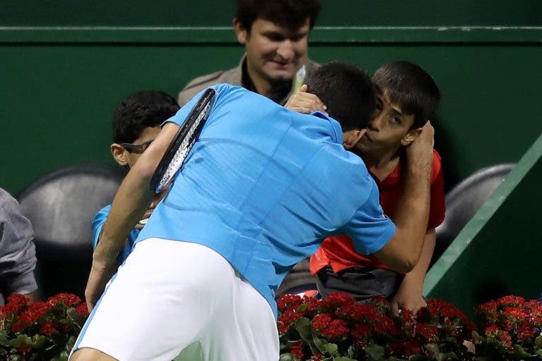 Djokovic esquece momentos de frustração no court e oferece raquete a jovem fã