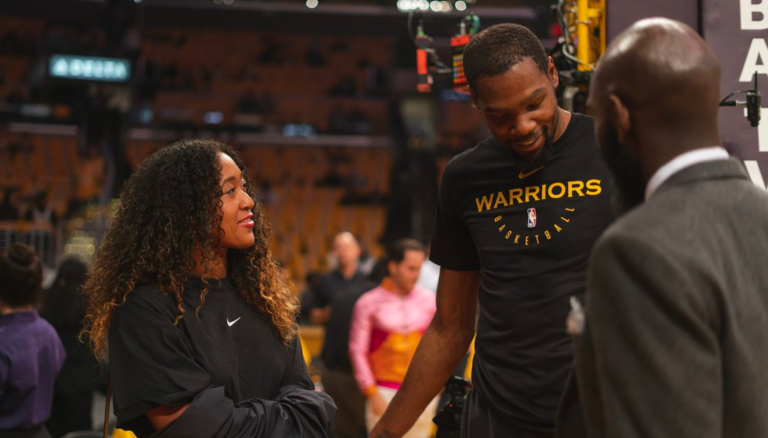 Craques. Naomi Osaka recebida por Kevin Durant e Lebron James na NBA