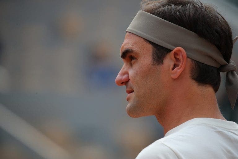 [VÍDEOS] Aí está ele: quatro anos depois, Federer regressa a Roland Garros e já treina no Philippe Chatrier