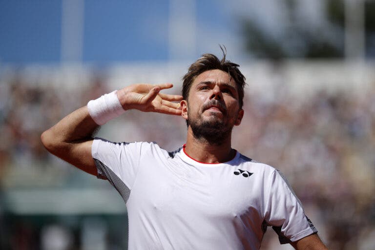 [VÍDEO] Espetáculo! Wawrinka salva set point frente a Tsitsipas após troca de bolas impressionante