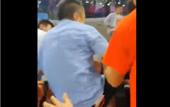 [VÍDEO] Fã de Kerber é agredido em Pequim e equipa técnica da sua rival é acusada