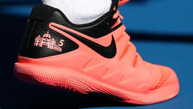 Federer vai continuar a usar calçado Nike até ao final da carreira