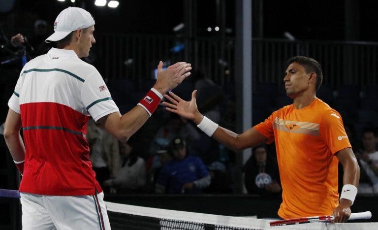 Thiago Monteiro assusta Isner, mas está fora do Australian Open