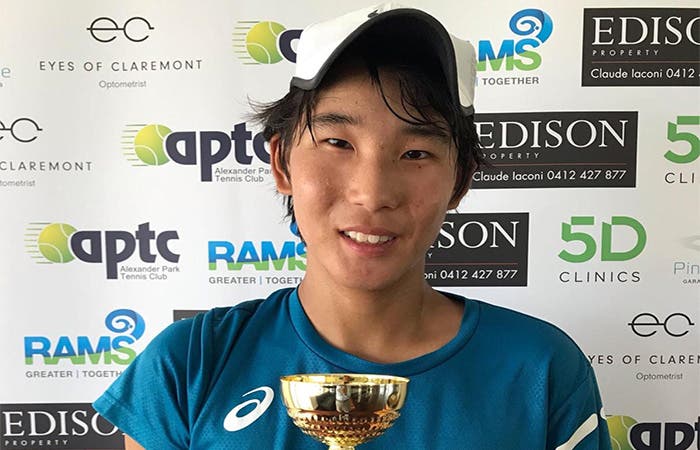 Promessa do ténis australiano de 15 anos Kent Yamazaki morre após colapso