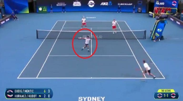 [VÍDEO] What? Dodig protagoniza o ponto da semana na ATP Cup