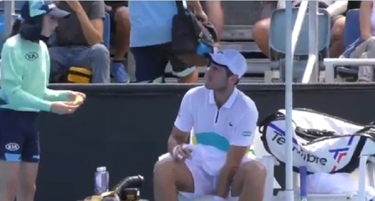 [VÍDEO] Tenista pediu a apanha-bolas para lhe descascar uma banana e árbitro impediu