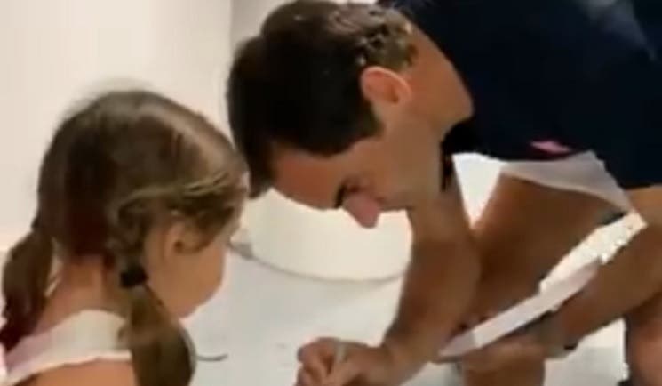 [VÍDEO] «Vou aqui assinar ao pé do Rafa». O gesto bonito de Federer com a filha de González