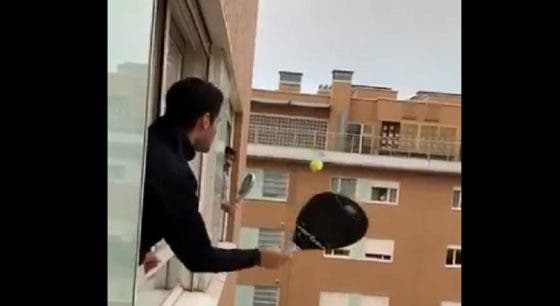 [VÍDEO] Jovens combatem a quarentena… com padel à janela