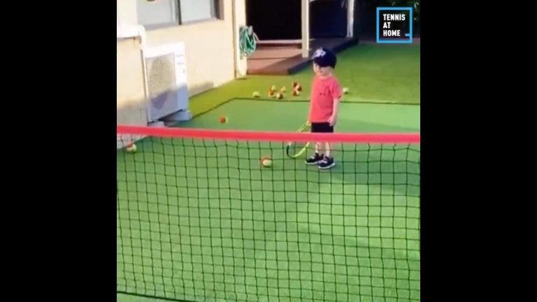 [VÍDEO] Jovem aborrecido não devolve nenhuma bola no mini-ténis