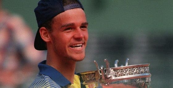 [VÍDEO] Faz hoje 23 anos: Guga Kuerten vencia Roland Garros pela primeira vez