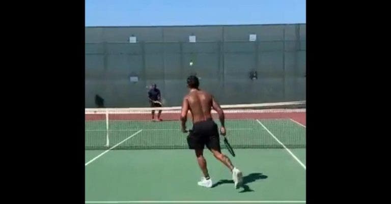 [VÍDEO] Heptacampeão de F1 Lewis Hamilton joga ténis com o pai e pede ‘ajuda’ a Serena