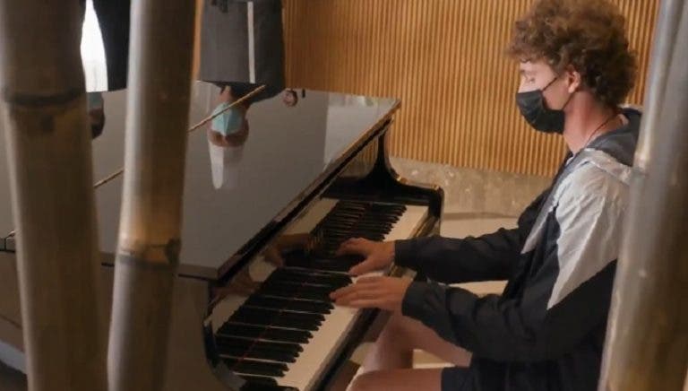 [VÍDEO] Humbert toca piano (e muito bem) no lobby do hotel no Estoril Open
