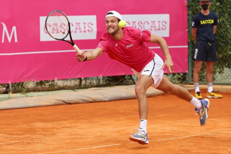 João Sousa bate campeões de Grand Slam rumo aos ‘quartos’ de pares em Lyon