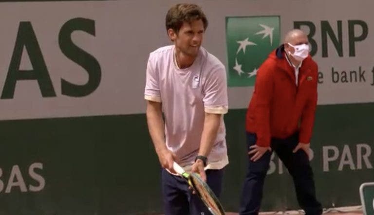 Pedro Sousa desperdiça vantagem e chuva trava duelo em Roland Garros antes do 3.º set