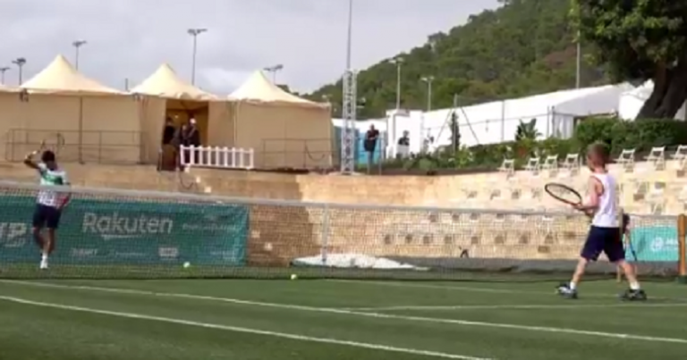 [VÍDEO] Djokovic já está em Maiorca e levou o filho: «A tua direita é como a do Rafa»