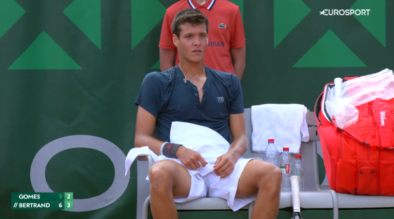 Miguel Gomes ameaça incrível recuperação mas acaba eliminado na estreia em Roland Garros