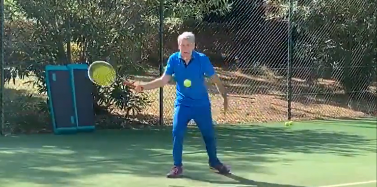 [VÍDEO] Manolo Santana impressiona a jogar ténis aos… 83 anos!