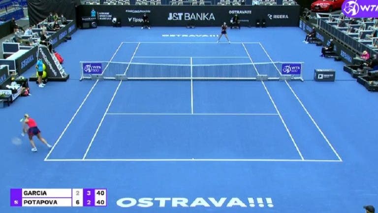 [VÍDEO] Incrível! Potapova vence um dos pontos do ano em Ostrava