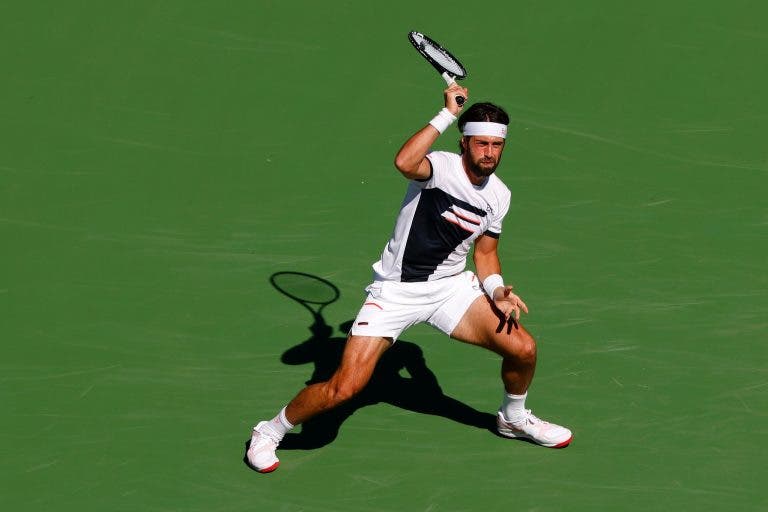 Choque! Basilashvili soma maior vitória da carreira e afasta Tsitsipas rumo às ‘meias’ em Indian Wells