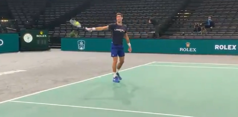 [VÍDEO] Djokovic e Dimitrov mostram truques enquanto se preparam no Masters 1000 de Paris