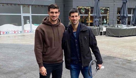 Foto com jogador do Benfica pode tramar Djokovic: sérvio terá mentido ao controlo fronteiriço
