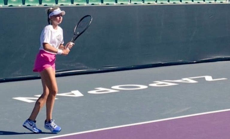 Miúda de 14 anos encanta, ganha na estreia WTA e está a um passo do quadro em Guadalajara