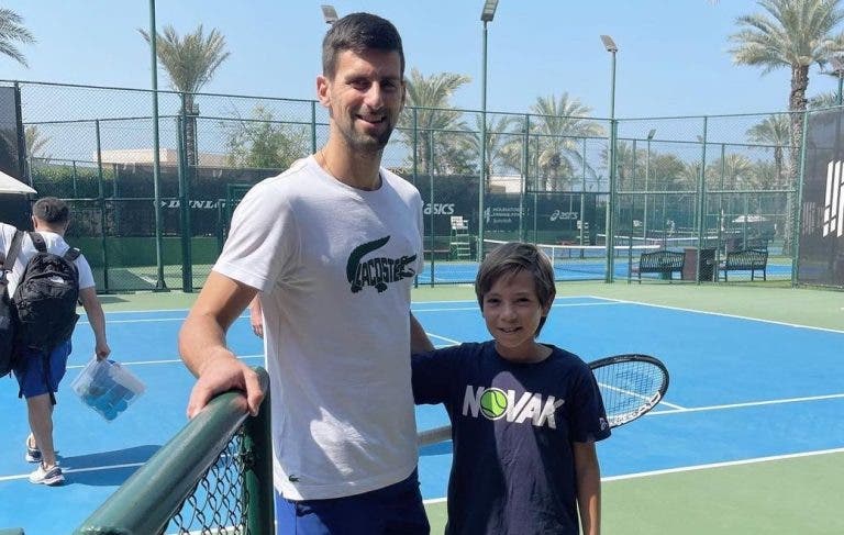 [VÍDEO] Djokovic já se prepara para o regresso à ação no Dubai e deixou pequeno fã muito feliz